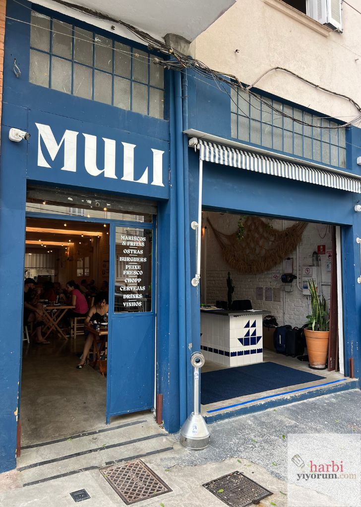 São Paulo’daki Muli restoranının mavi dış cephesi ve giriş kapısı