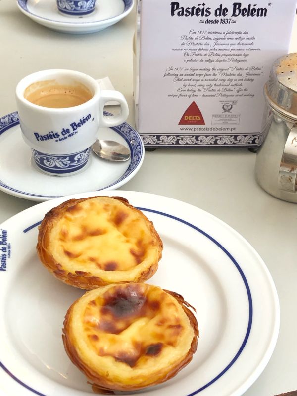 espresso ve tabakta servis edilmiş iki adet nata tatlısı