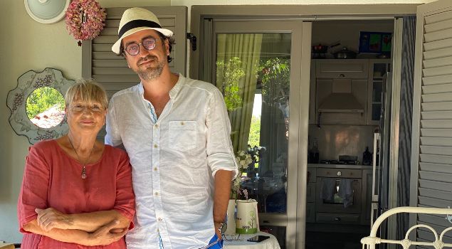 Özcan Germiyanoğlu Salih Seçkin Sevinç Bozcaada'da birlikte kameraya poz verirken