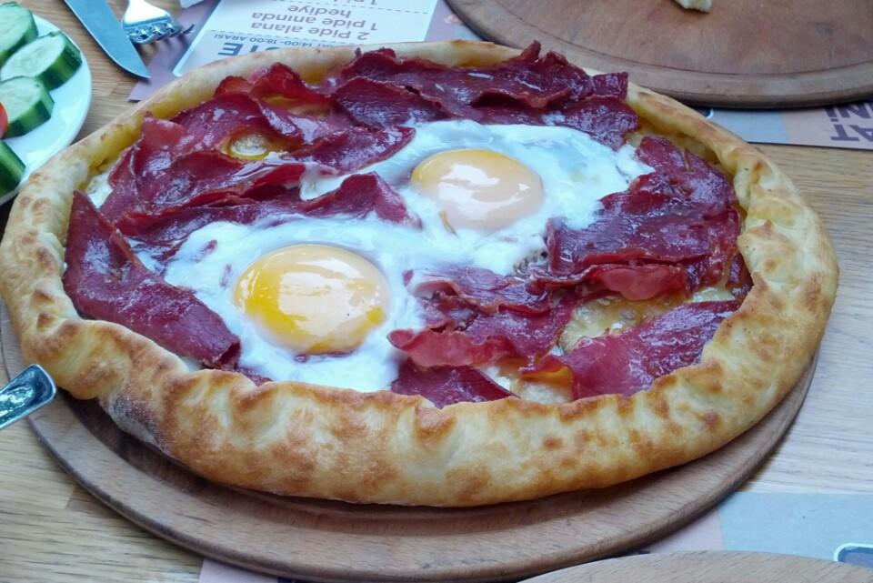 astirmali-yumurtali-pide-yerinde-pide