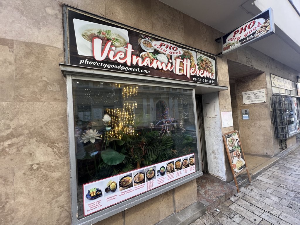 Pho Very Good’un Királyi Pál utca üzerindeki tabelası ve vitrini