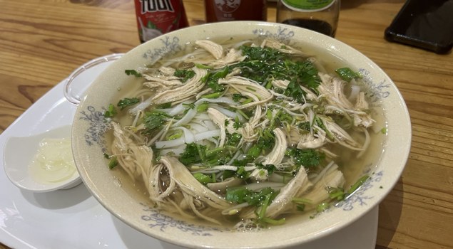 Pho Very Good’da pirinç eriştesi ve kişnişli tavuklu pho