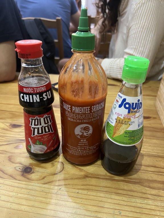 Pho Very Good masasında soya sosu, sriracha ve balık sosu