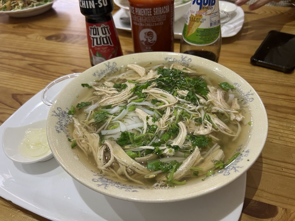 Pho Very Good’da büyük boy tavuklu pho ve pirinç erişteleri