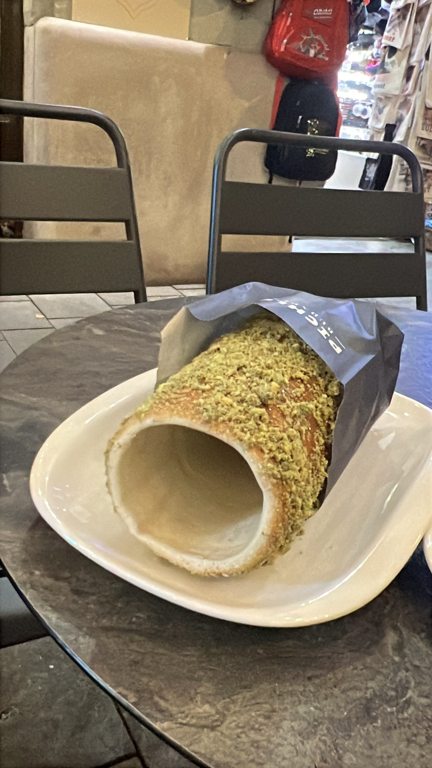 Pichler’da tabakta servis edilen fıstık kaplı chimney cake