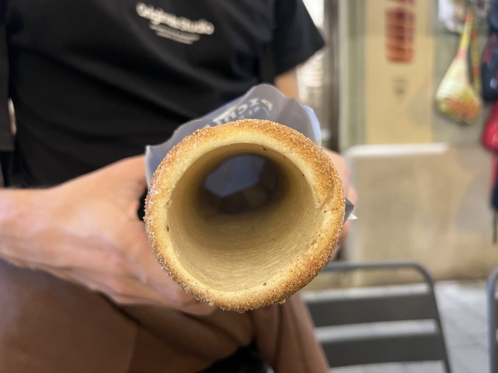 Pichler’da dolgusuz chimney cake’in içi boş silindir biçimi