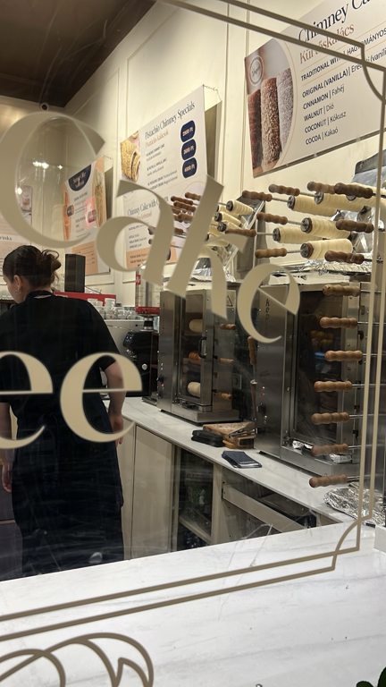 Pichler tezgâhında silindirlere sarılmış hamurlar ve chimney cake pişirme fırınları