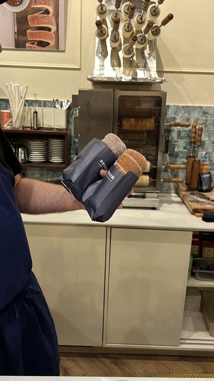Pichler’da pişirme fırınının önünde hazırlanan chimney cake’ler