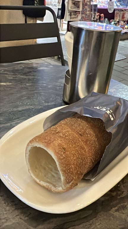 Pichler’da tabakta servis edilen tarçın ve şeker kaplı chimney cake