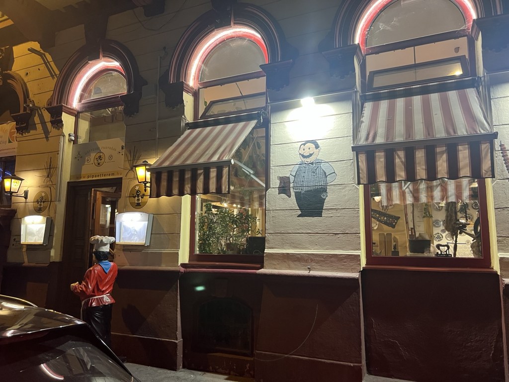 Budapeşte Pipa Étterem’in akşam aydınlatılmış dış cephesi