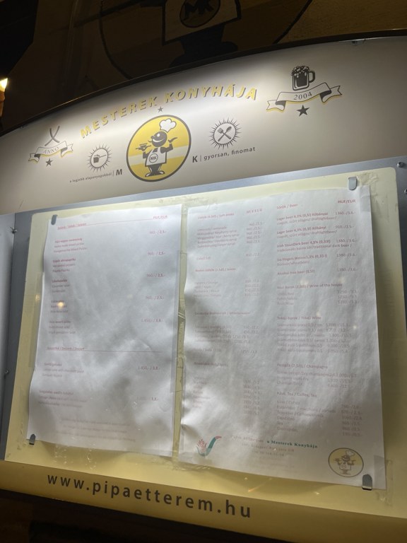 Pipa Étterem’in dışarıdaki içecek ve yan ürün fiyat panosu