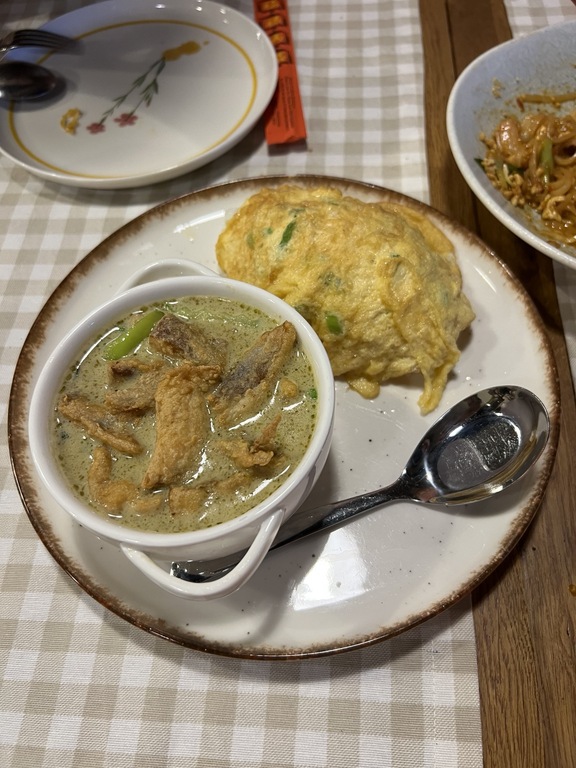 Piya Thai’de omletli pilav eşliğinde balıklı yeşil köri