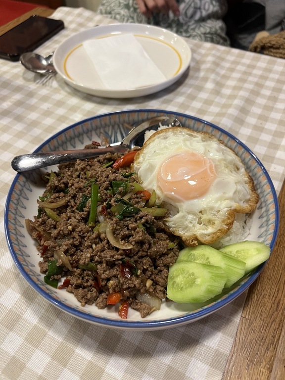 Dana kıymalı Pad Krapow, pilav ve kızarmış yumurta