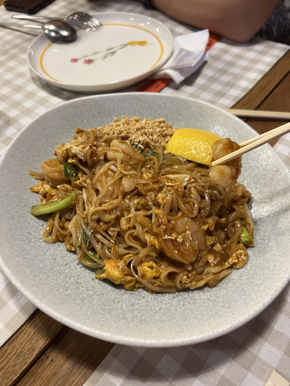 Karides, yer fıstığı ve limonla servis edilen Pad Thai