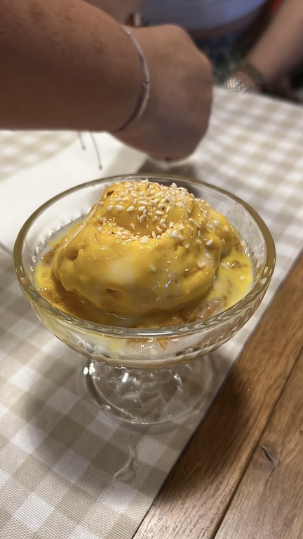 Mango dondurmalı ve Hindistan cevizi kremalı yapışkan pirinç