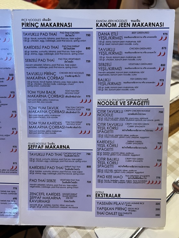 Piya Thai ziyaret menüsünde Pad Thai ve noodle çeşitleri