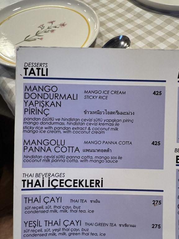 Piya Thai ziyaret menüsünde tatlılar ve Thai çayları
