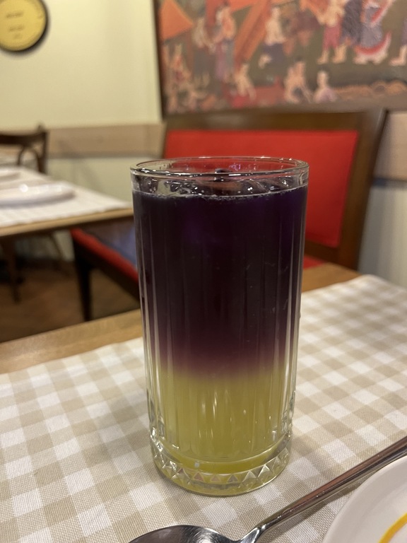 Piya Thai’de mor ve sarı katmanlı limonata