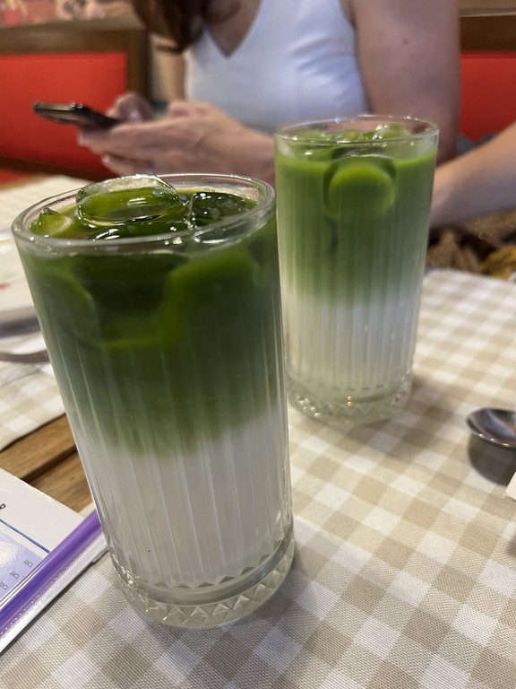 Piya Thai’de buzlu ve sütlü Yeşil Thai Çayı