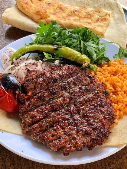 Sulu ve yassı papya ve yeşil biberli şeyhmuz kebap.