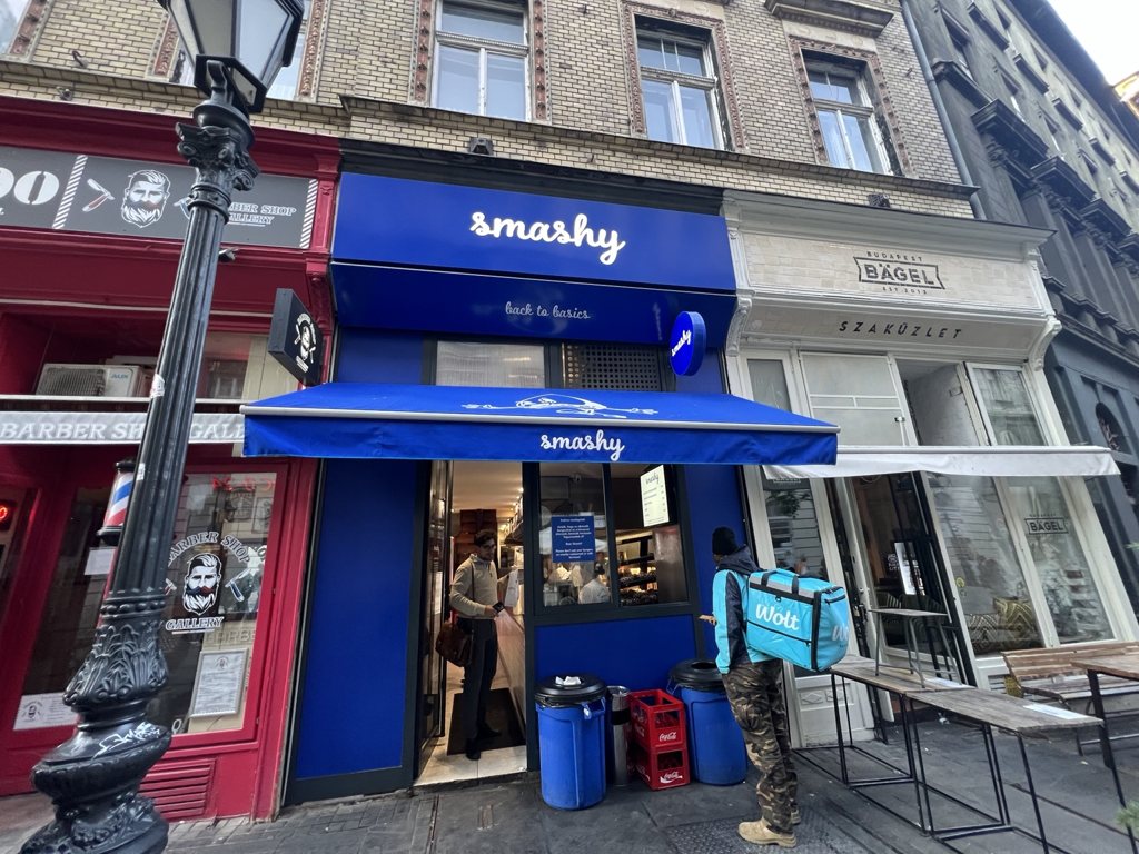 Smashy’nin Baross utca üzerindeki mavi tabelalı dar girişli dükkânı