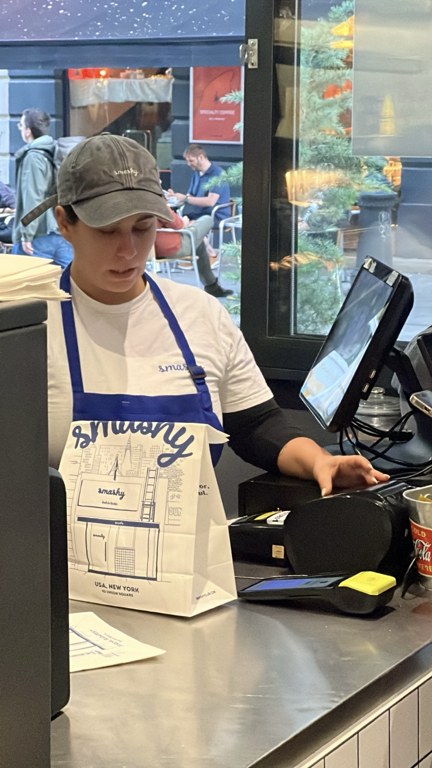 Smashy tezgâhında teslim için duran burger paketi