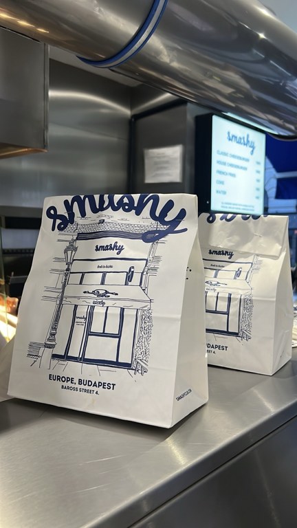 Üzerinde Budapeşte Baross Street 4 adresi yazan Smashy paketleri