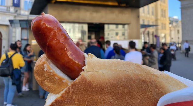 Özel Viyana Sosisli Sandviçi - Bitzinger Büfesi Önünde