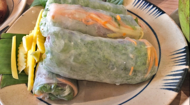 Vietnama özgü Spring Rolls isimli pirinç hamuruna sarma sebzeler