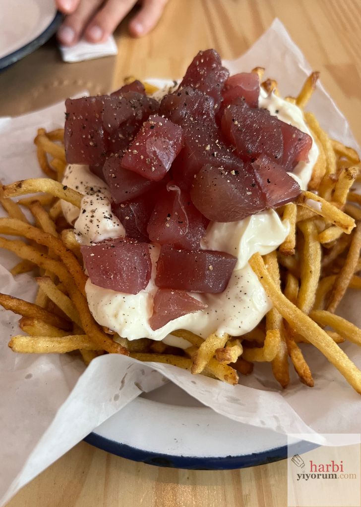 Muli Tuna Fries: ince patates kızartması üzerinde ekşi krema ve küp doğranmış ton balığı