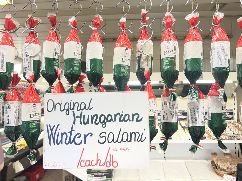Budapeşte tezgâhında László’s ambalajlı salamlar ve Winter salami tabelası