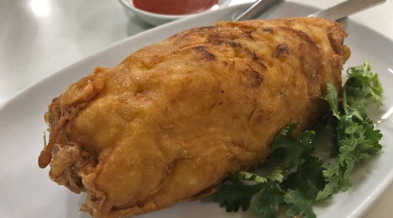 İçli köfte görünümünde içinde yengeç etleri olan omlet.