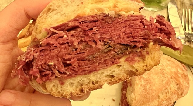 Z Deli São Paulo’da elde tutulan bol etli Wagyu Pastrami sandviç